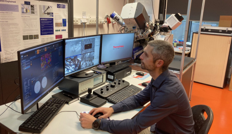 Liberecká univerzita má elitu mezi mikroskopy. Přístroj za 145 milionů se dostane i pod povrch a nabízí 3D pohled na vzorek