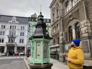 Památkově chráněná meteobudka se po renovaci vrátila za budovu liberecké radnice