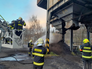 V Liberci hořelo v uhelném skladu v Košické ulici. Hasiči nasadili výškovou techniku