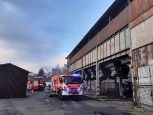 V Liberci hořel uhelný prach v uhelném skladu v Košické ulici. Hasiči nasadili výškovou techniku