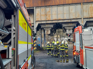 V Liberci hořel uhelný prach v uhelném skladu v Košické ulici. Hasiči nasadili výškovou techniku
