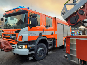 V Liberci hořel uhelný prach v uhelném skladu v Košické ulici. Hasiči nasadili výškovou techniku