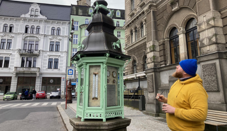 Památkově chráněná meteobudka se po renovaci vrátila za budovu liberecké radnice
