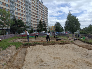 Odsouzení z liberecké věznice pomáhají ve městě. Pracovali na opravě hřiště u Hokejky nebo na likvidaci černé skládky