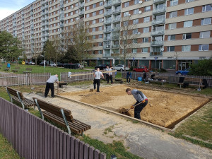 Odsouzení z liberecké věznice pomáhají ve městě. Pracovali na opravě hřiště u Hokejky nebo na likvidaci černé skládky