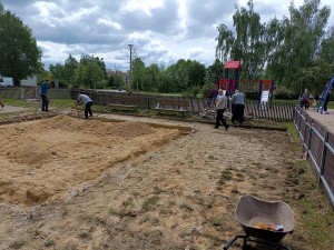 Odsouzení z liberecké věznice pomáhají ve městě. Pracovali na opravě hřiště u Hokejky nebo na likvidaci černé skládky