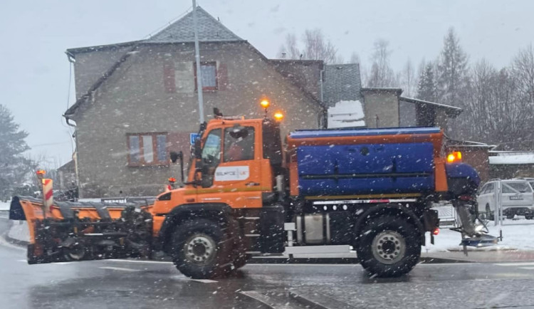V Libereckém kraji sněží, silničáří doporučují opatrnost. Počasí bude jako na houpačce