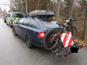 Auto se před pekařstvím ve Smržovce samo rozjelo. Přejelo frekventovanou silnici a narazilo do plotu