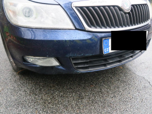 Auto se před pekařstvím ve Smržovce samo rozjelo. Přejelo frekventovanou silnici a narazilo do plotu