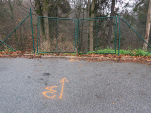 Auto se před pekařstvím ve Smržovce samo rozjelo. Přejelo frekventovanou silnici a narazilo do plotu