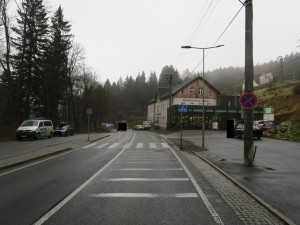 Auto se před pekařstvím ve Smržovce samo rozjelo. Přejelo frekventovanou silnici a narazilo do plotu