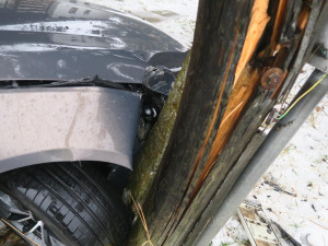 Řidič na sněhu v Bedřichově nezvládl jízdu, narazil do sloupu