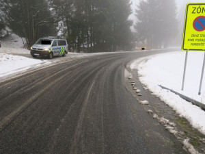 Řidič na sněhu v Bedřichově nezvládl jízdu, narazil do sloupu