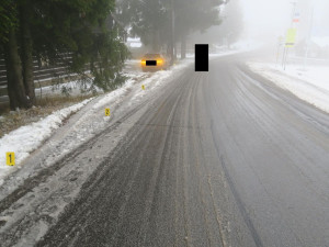 Řidič na sněhu v Bedřichově nezvládl jízdu, narazil do sloupu