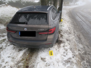 Řidič na sněhu v Bedřichově nezvládl jízdu, narazil do sloupu