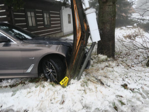 Řidič na sněhu v Bedřichově nezvládl jízdu, narazil do sloupu