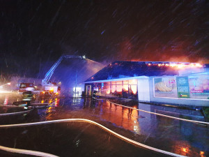 Kousek za polskými hranicemi u Habartic shořela v Zawidowě prodejna potravin Biedronka, oblíbený cíl českých zákazníků