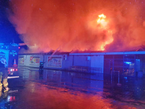 Kousek za polskými hranicemi u Habartic shořela v Zawidowě prodejna potravin Biedronka, oblíbený cíl českých zákazníků