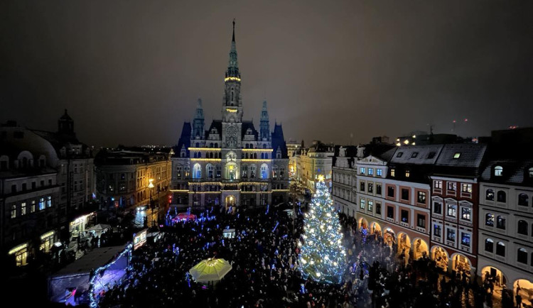 Liberecký vánoční strom už svítí. Trhy odstartují za týden