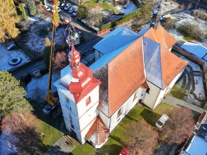 Na kostel sv. Bartoloměje v Hrádku se po restaurování vrátila vrcholová makovice s křížem