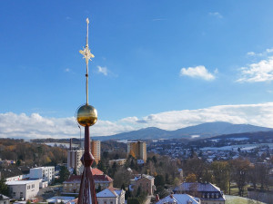 Na kostel sv. Bartoloměje v Hrádku se po restaurování vrátila vrcholová makovice s křížem