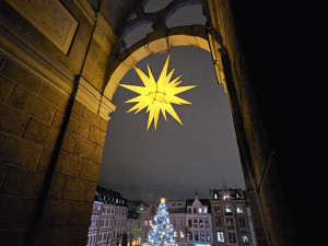 Liberecký vánoční strom už svítí. Trhy odstartují za týden