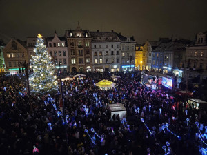 Liberecký vánoční strom už svítí. Trhy odstartují za týden