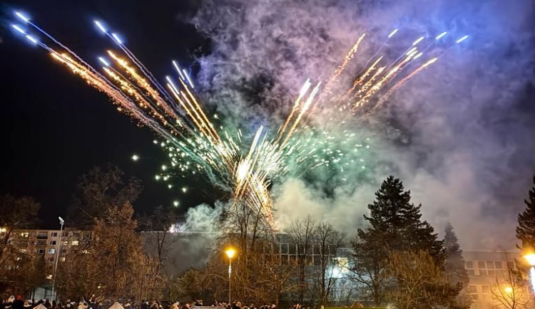 Rozsvícení stromů na Jedničce letos doplní živá hudba i tichý ohňostroj. Park Krašovská přivítá ohnivou show