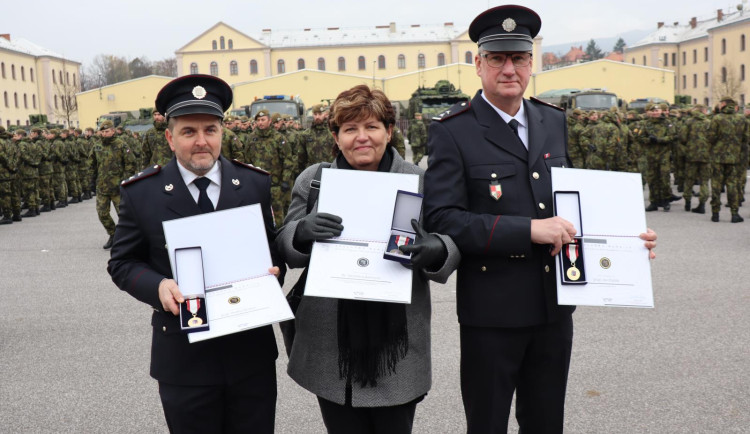 Za záchranu lidského života obdrželi policisté z Hrádku nad Nisou záslužnou medaili 1. stupně