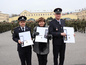 Za záchranu lidského života obdrželi policisté z Hrádku nad Nisou záslužnou medaili 1. stupně