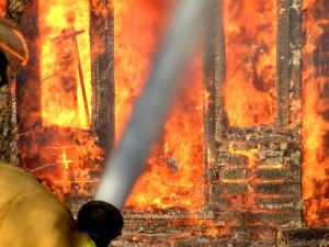 Požár rodinného domu na Českolipsku si vyžádal lidský život, příčina je v šetření