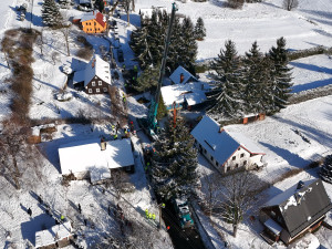 Vánoční strom pro Prahu už se veze. Na Staromáku bude stát od úterního rána
