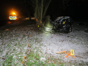Mladá řidička nezvládla řízení a narazila do stromu. Vrtulník ji transportoval do nemocnice
