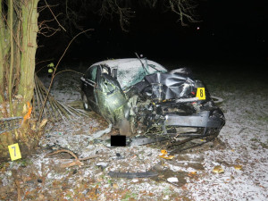 Mladá řidička nezvládla řízení a narazila do stromu. Vrtulník ji transportoval do nemocnice