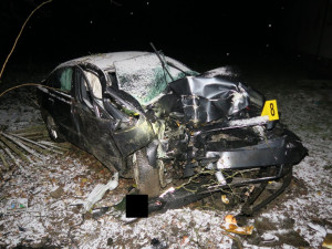 Mladá řidička nezvládla řízení a narazila do stromu. Vrtulník ji transportoval do nemocnice