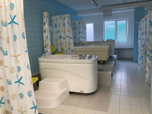 Oddělení rehabilitace září v liberecké nemocnici novotou, otevřela i nový nerezový bazén s relaxační zónou