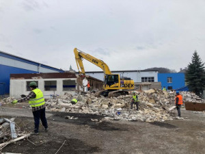 Demolice starého kabinového bloku
