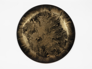 Milan Houser - Bez názvu, 2024, carbo fuel 2, bronz práškový, velmi jemný pudr, železo práškové FeSi1416 - jemně mleté, pryskyřice na plátně, 230 cm