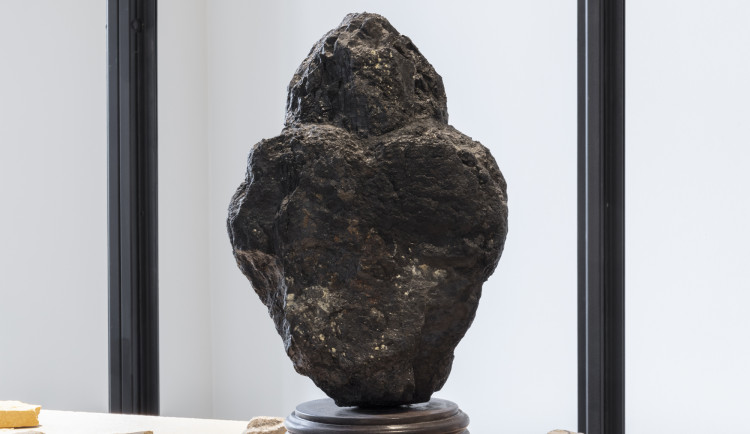 Dagmar Šubrtová - Srdce planoucí, 2015, objekt, kladenské uhlí