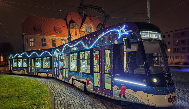 Do ulic metropole se vrací vánoční tramvaj. Svítící Štádlerka bude jezdit tak, aby potěšila co nejvíce Ostravanů