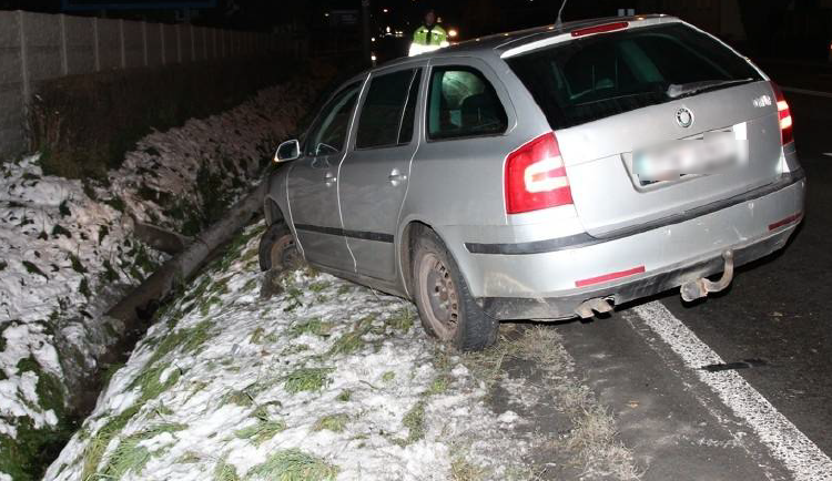 Měl chuť se projet. Mladík z Opavy se posilnil drogami, ukradl auto a bez řidičáku s ním najel do příkopu