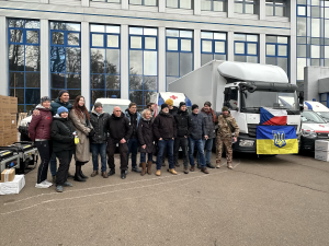 Dobrovolníci přivezli na Ukrajinu pomoc za třináct milionů. Vybavenou polní nemocnici i hračky pro děti