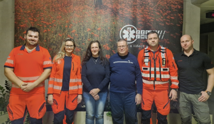 Žena skončila po bodnutí hmyzem v bezvědomí. Teď poděkovala týmu, který jí zachránil život