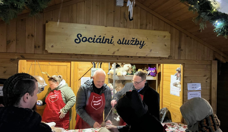 Polévka jako první krok k navázání důvěry. Dobrovolníci obdarují ostravské bezdomovce teplým vánočním jídlem