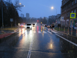 Řidič Subaru nedal v Jablonci na přechodu pro chodce přednost přecházející dvojici, do dítěte narazil