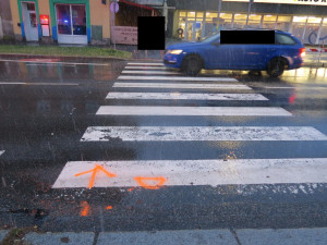 Řidič Subaru nedal v Jablonci na přechodu pro chodce přednost přecházející dvojici, do dítěte narazil