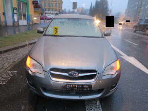 Řidič Subaru nedal v Jablonci na přechodu pro chodce přednost přecházející dvojici, do dítěte narazil