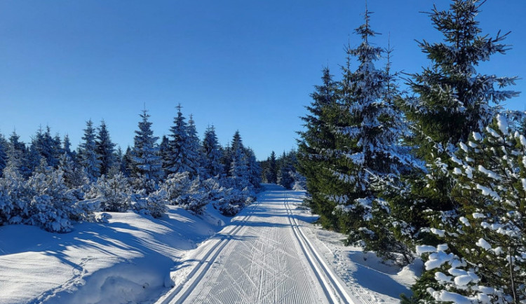 Skiareály v Libereckém kraji zahájí sezonu nejdřív za týden, běžkařům už začala