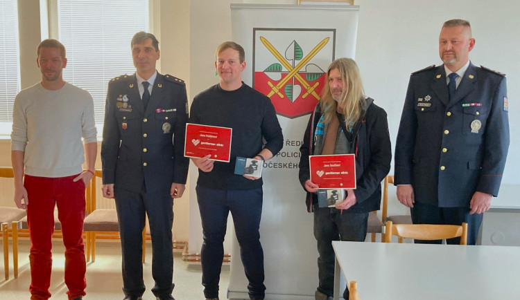 Muži pomohli řidiči kamionu, který dostal na dálnici D3 infarkt. Za svůj čin získali ocenění Gentleman silnic
