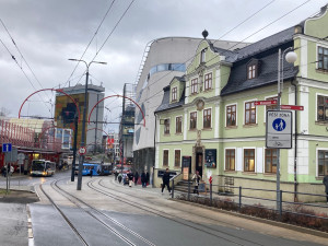 Náměstí před radnicí jako parkoviště a Moskevská plná aut? Liberec řekl neoprávněným vjezdům do pěších zón dost